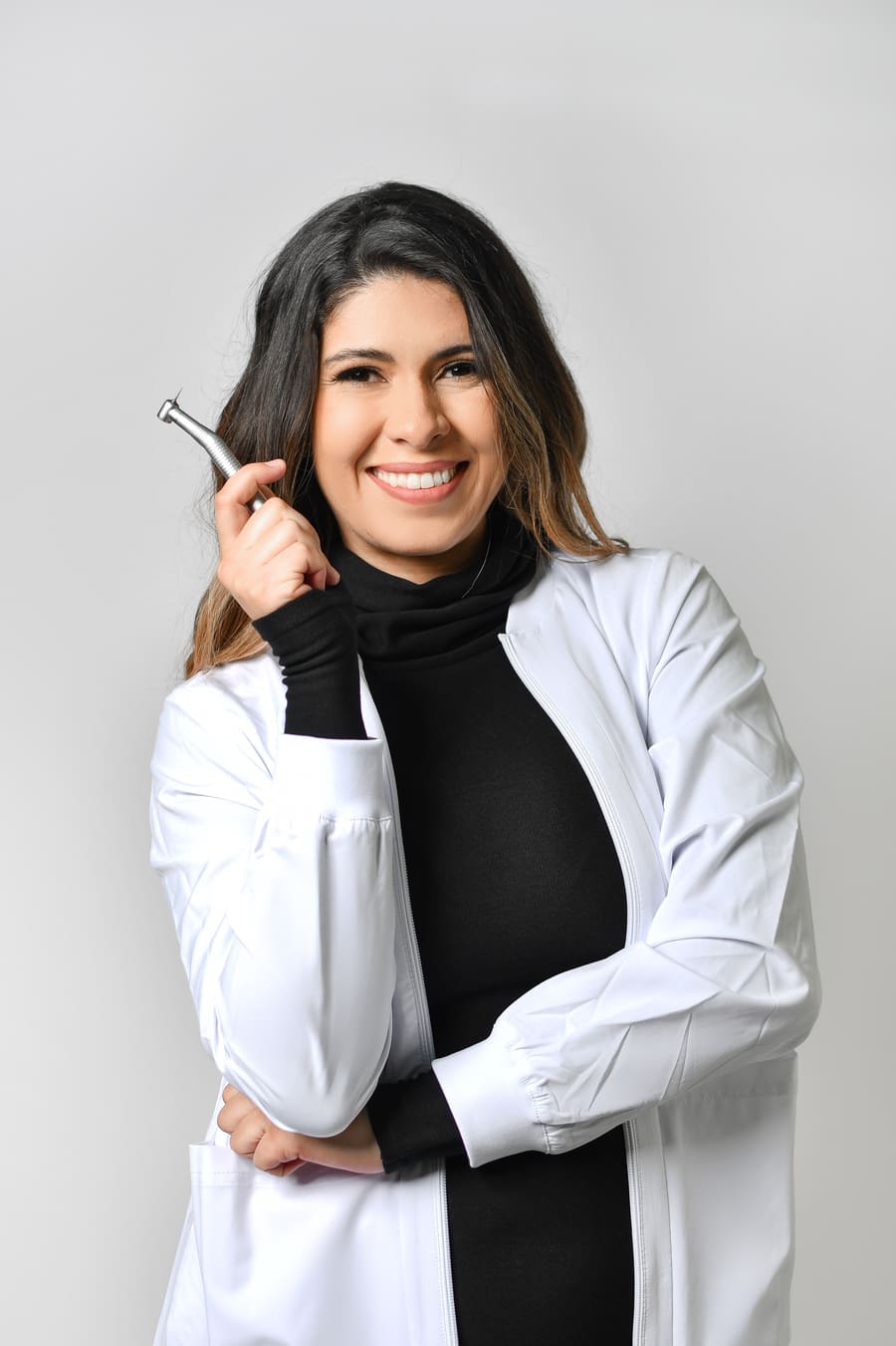 Retrato de Mayerlin Rey con bata blanca, sonriendo.